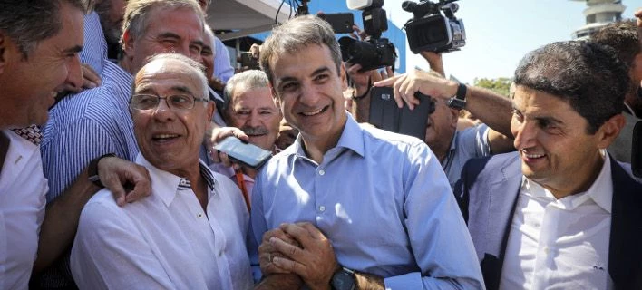 «Πού ‘σαι, ρε Γιώργο!», «πού είσαι, πρόεδρε;» -Η εγκάρδια συνομιλία Κούδα-Μητσοτάκη στο περίπτερο του ΠΑΟΚ (βίντεο)